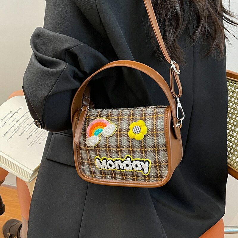 Rakuten - ショルダーバッグ レディース ミニショルダーバッグ 大容量 学生 通学 通勤 チェック ファスナー バッジ 可愛い おしゃれ 便利（1ヶ）