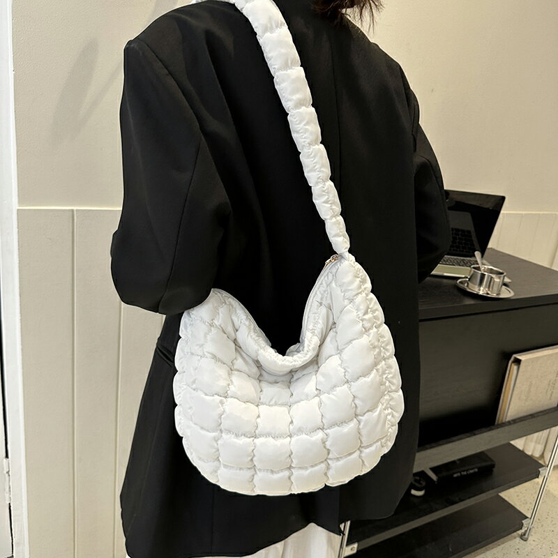 斜めがけバッグ 中綿 ギフト A4 マザーバッグ 大容量 レディース 大きい トートバッグ ダウン バッグインバッグ ナイロンバッグ 母の日 キルティング(1ヶ...