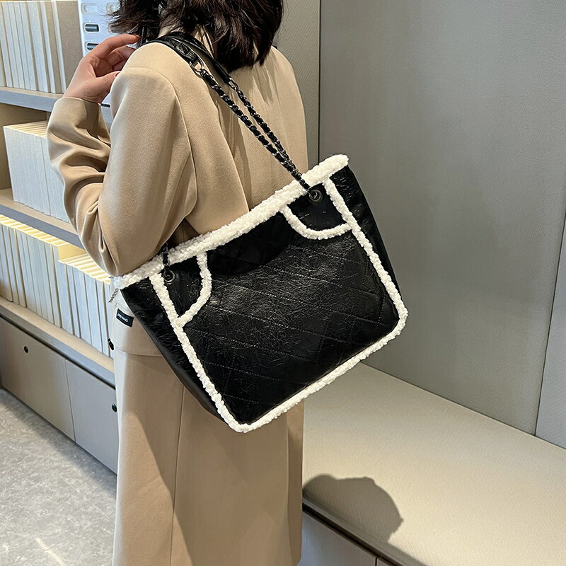 通勤バッグ トートバッグ レディース 大容量 PUレザー 旅行 大きめ 人気 ショルダーバッグ 通勤 通学 手提げ ギフト 肩掛け 鞄 プレゼント ギフト(1ヶ...