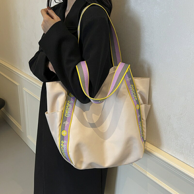 仕　様 サイズ約46×36×22cm材　質キャンバス重さ約540g/パック 入　数 1ヶ 注意事項 ●海外生産のため、輸入、生産時期に、擦り傷・バリ・歪み・メッキムラなどある場合がありますが。 ●生産メーカーの都合により、再入荷時にサイズや色味、裏側などメインではない箇所のデザインが多少変更となる場合がございます。 ●商品の色はブラウザや、PCモニターの環境・設定などにより実際と若干異なる場合がございます。 ●当店取り扱い商品は手芸パーツです。 ●用途外のご使用はおやめください。 卸売価格のため、バリや欠け、色ムラ、サビなどがある状態の商品が含まれる場合がございます。 返品交換は出来かねますので、ご理解・ご協力をお願い申し上げます。 ※入荷時（パッキング済み）の商品をそのまま発送いたします。下記内容をご理解・ご了承いただいた上でご注文ください。 　◆商品詰め工程において埃や小さなごみが混じることがございます。 　◆手作り、海外生産の為、多少の柄ずれ、キズ、汚れがある場合がございます。 　◆欠けたものや変形したものが混じっている場合がございます。