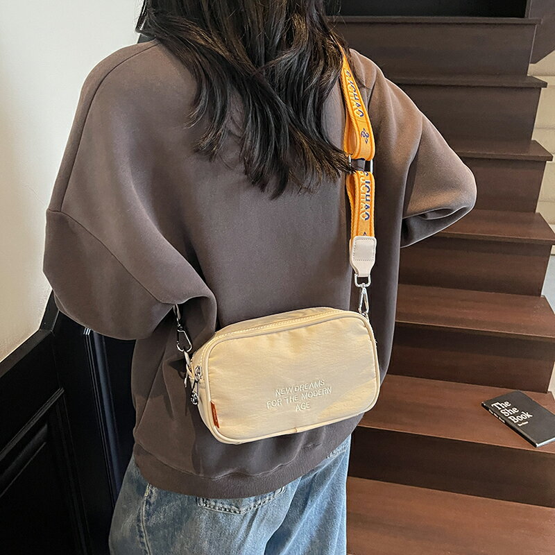 Rakuten - ショルダーバッグ 男女兼用 キャンバス ショルダーバッグ レディース スリング 斜め掛け 大口 大容量 キャンバスバッグ 通勤 通学 シンプルで便利（1ヶ）