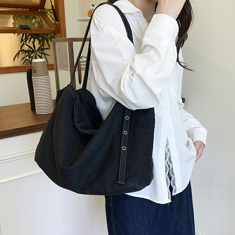 仕 様 サイズ約40×20×25cm材 質デニム重さ約370g/パック 入 数 1ヶ 注意事項 ●海外生産のため、輸入、生産時期に、擦り傷・バリ・歪み・メッキムラなどある場合がございます。 ●生産メーカーの都合により、再入荷時にサイズ・色味・デザインが多少変更となる場合がございます。 ●商品の色はブラウザや、PCモニターの環境・設定などにより実際と若干異なる場合がございます。 ●当店取り扱い商品は手芸パーツです。 ●用途外のご使用はおやめください。 卸売価格のため、バリや欠け、色ムラ、サビ等を含む状態の商品が含まれる場合がございます。 返品交換は出来かねますので、ご理解・ご協力をお願い申し上げます。 ※入荷時（パッキング済み）の商品をそのまま発送いたします。下記内容をご理解・ご了承いただいた上でご注文ください。 ◆商品詰め工程において埃や小さなごみが混じることがございます。 ◆手作り、海外生産の為、多少の柄ずれ、キズ、汚れがある場合がございます。 ◆欠けたものや変形したものが混じっている場合がございます。