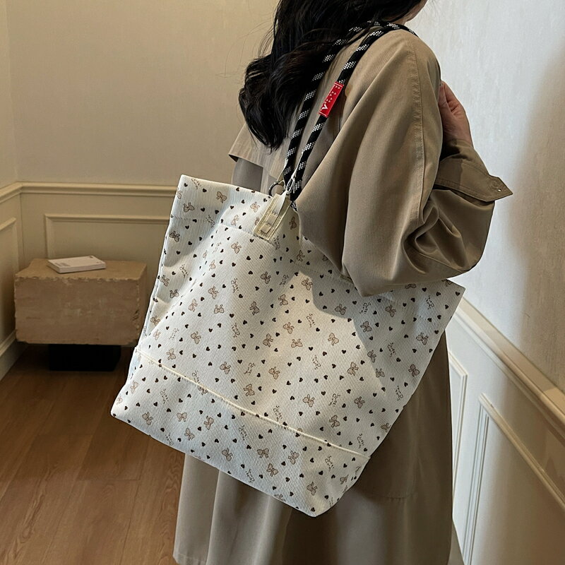 Rakuten - 帆布 トートバッグ レディース 大きめ A4 軽い ショルダーバッグ キャンバストートバッグ 大きめ 大容量 マザーズトート 軽量 キャンバス おしゃれ シンプル （1ヶ）