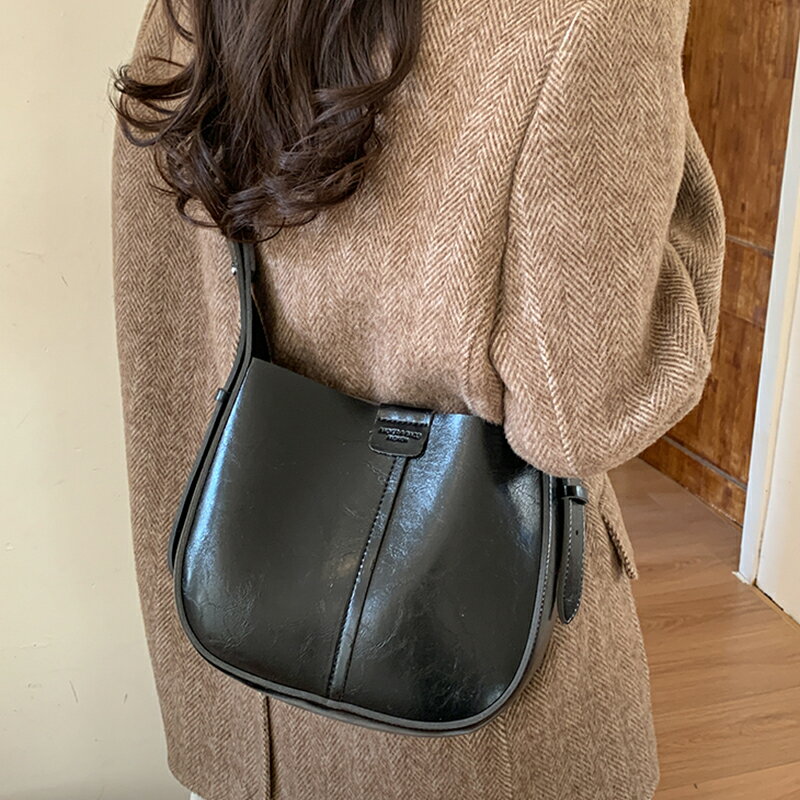Rakuten - バケツバッグ PU ショルダーバッグ レディース バッグ 秋冬 ワンショルダー 大容量 斜め掛けバッグ 手提げ 肩掛け 通勤（1ヶ）