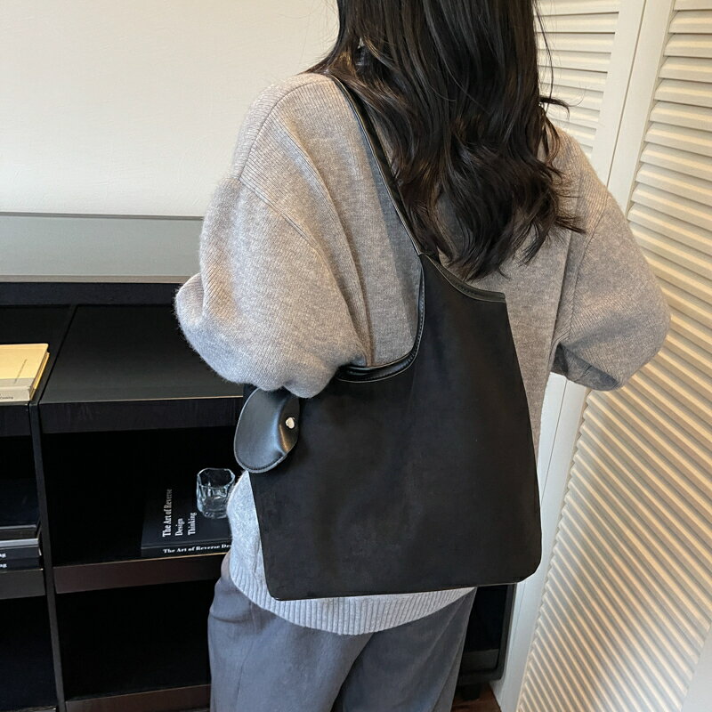 Rakuten - ショルダーバッグ レディース 大きめ かばん 大容量 A4 バッグ 肩掛け 軽量 上品 高級感 カジュアル お洒落 横型 無地 PU 秋冬 通勤 通学（1ヶ）