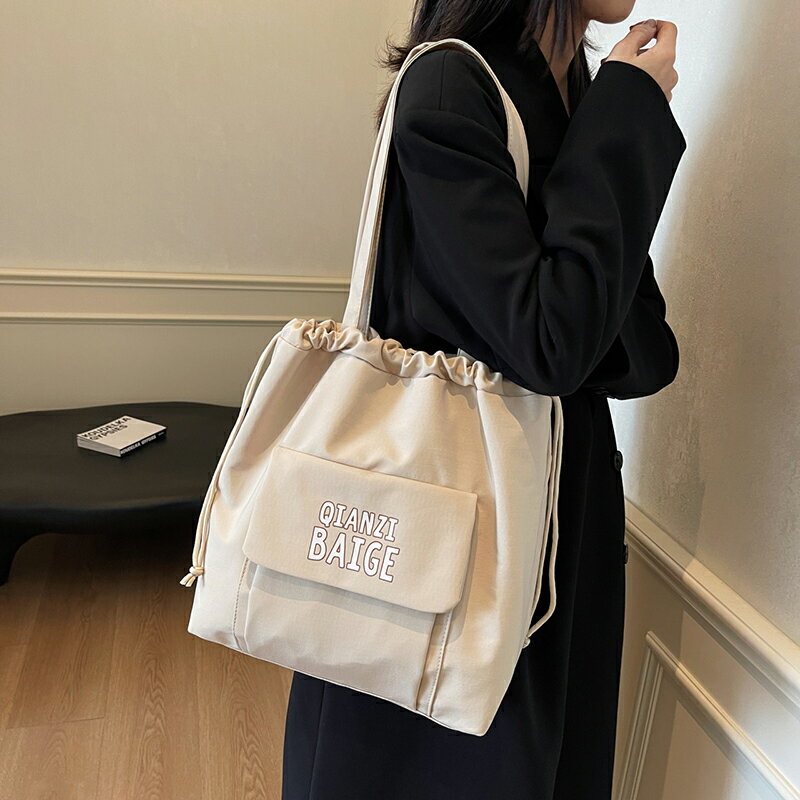 Rakuten - 巾着バッグ 大容量 ショルダー バッグ ハンドバッグ レディース 大きめ ナイロン 手提げバッグ 手持ち 肩掛け 軽量 通勤 通学 旅行 普段使い （1ヶ）