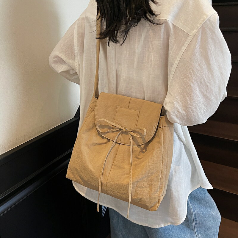 Rakuten - ショルダーバッグ レディース 大きめ 軽量 ユニセックス ワンショルダー 肩掛け 大容量 ボディバッグ ナイロンバッグ 通勤バッグ 野外 旅行（1ヶ）