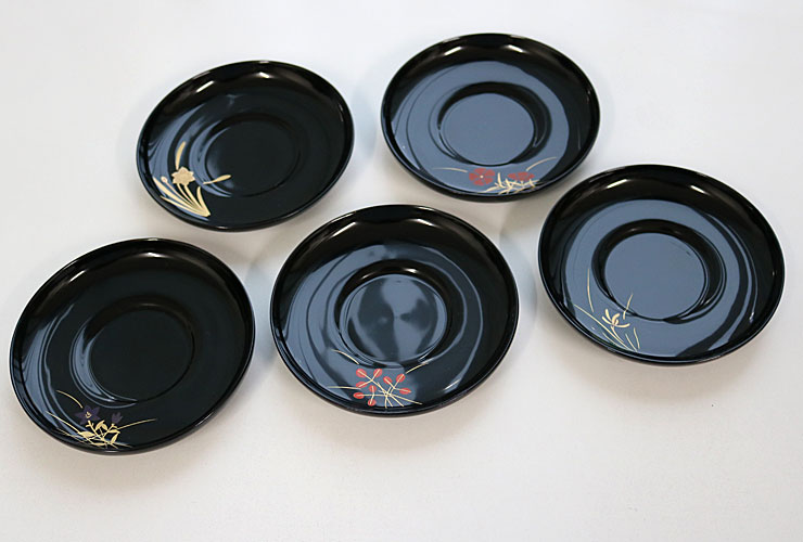 4寸丸茶托 五草花絵変わり蒔絵 一枚売り 5種類の絵柄からお選びください。木製漆器 漆塗り黒 【在庫処分訳あり品2022】