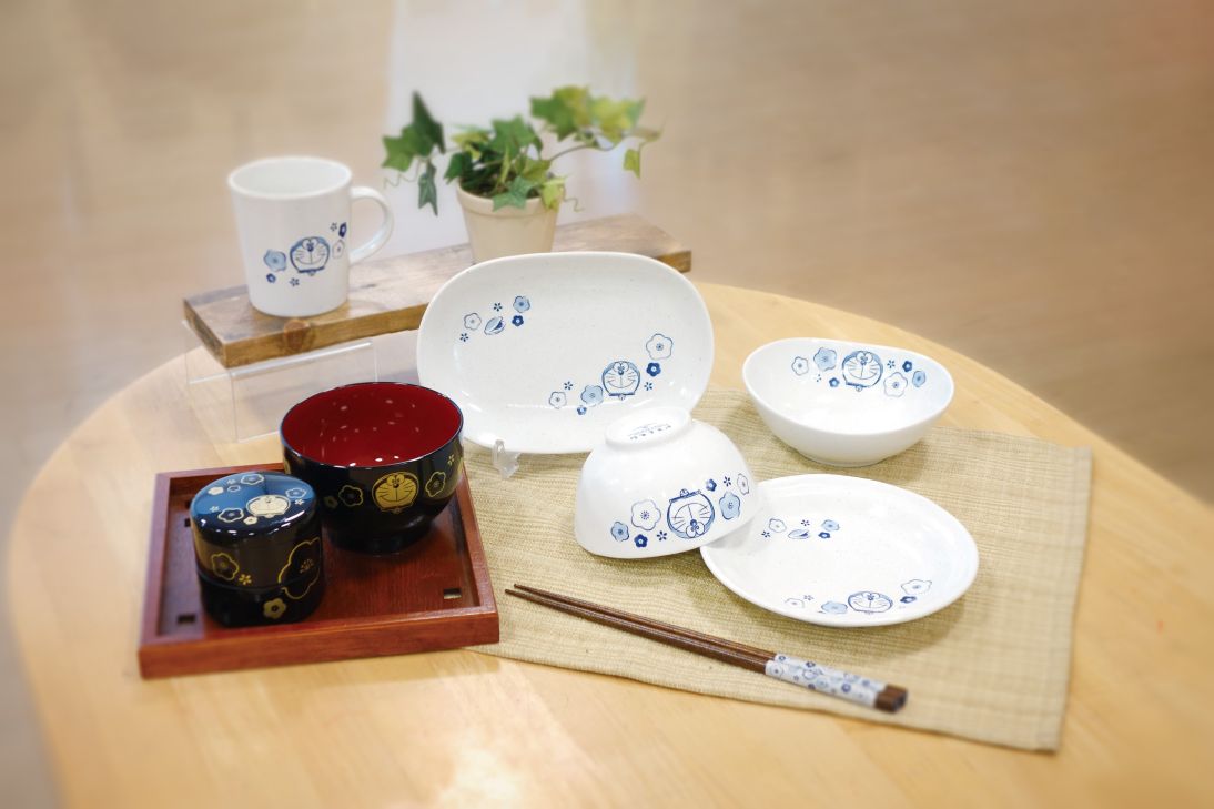 silent -サイレント-の【ドラえもん梅紋様 ミニお重（黒）】おしゃれ かわいい 食器 キャラクター【金正陶器】｜アングル2