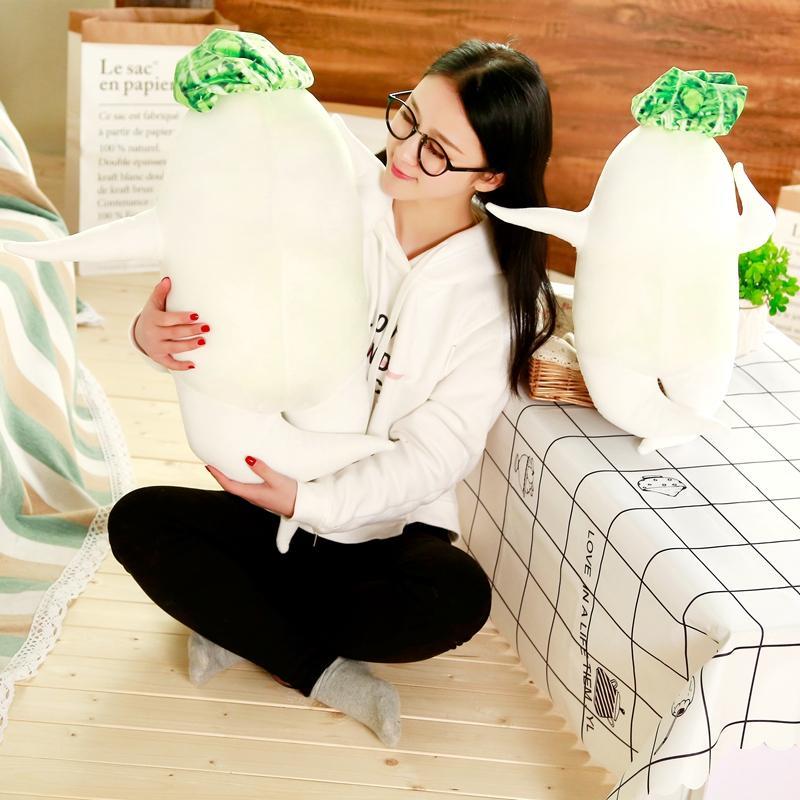 ●【商品状態】：新品●【素　　材】：ポリエステル●【中身素材】：PP綿●【カ　ラー】：写真に参考してください。●【サイズ】： 115cm　★手で測量ため、2-3cmの誤差がございますので、ご了承ください◆ 商品特徴上等な生地を使って、すべての縫い目がタイトで、ほつれにくい。面白い大根君のデザインはお部屋やお店の飾りとしても、抱き枕としても、いろいろな場面でご利用いただけます。愛らしいフォルムで 柔らかく、手触りも良いので抱きしめたくなります！子供の誕生日やクリスマスや彼女の誕生日、バレンタインデー等の特別な日の贈り物。贈り相手を喜ばせる可愛いギフトです。