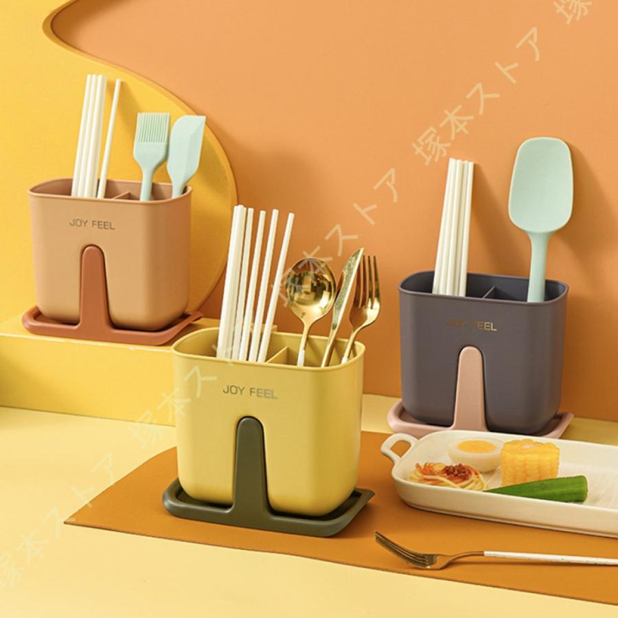 商品の説明【目を引くおしゃれなスタンド】・美しく収納できて取り出しやすいカトラリースタンド 【便利ポイントいろいろ】・収納しながら水切りも乾燥もできるすぐれもの・水切り設計、食器キッチンツールをスッキリ清潔に収納、洗った後の風通しも便利できます・箸、スプーン、フォーク、お玉、しゃもじなどキッチンの基本アイテムを一括に収納でき、その他小さな調理用品に最適です。 【商品情報】製品：約16*9*14cm（水受けトレイ付き）。材質：PP+PS素材。具体的な製品とサイズは画像の説明を見てください。注意：製品は箸置きに限り、他の撮影品は含まれていません！ 次の検索語を使用して商品を検索できます。箸立て 箸スタンド 水切り カトラリースタンド 排水機能付き 収納 水切りラック 水切りかご 水切りバスケット 食器 キッチン収納 キッチンツールスタンド キッチン用品 スタンド 箸箱 家庭用 防蝕防錆 台所収納 食器排水ラック キッチン食器 収納 台所用品ホルダ