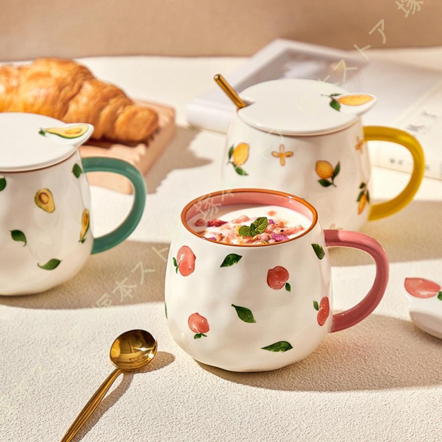 マグカップ キッチン インテリア 上品な食器 結婚の引き出物 新築祝い 開店祝い 風水 開運 バレンタイン ホワイトデー 母の日 父の日 お中元 敬老の日 還暦祝 お歳暮 結婚の引き出物 伝統工芸品シャビーシックな雰囲気と上質感が、とても素敵に感じるマグカップです。 幅広い年齢層の方に、ギフトだけでなくご自宅用にも喜ばれている一番人気のマグカップです。落ち着いたくすみカラーがどんな食卓にも似合う可愛らしいマグカップ。食卓を明るくし、使うたびに幸せを感じられるような器です。 大容量でお好きなドリンクをたっぷり入れて、ゆったりと休憩時間を楽しむことができます。本体サイズ: 上部直径約8cm、高さ約9cm、容量：約400ml 機能:電子レンジOK、食器洗浄機OK おしゃれ お洒落 オシャレ 大きい シンプル レトロ アンティーク モダン かわいい 可愛い カフェ デザイン 焼き物 陶芸 陶器 和風 和 和食器 無地 朝食 紅茶 カフェラテ コーヒー