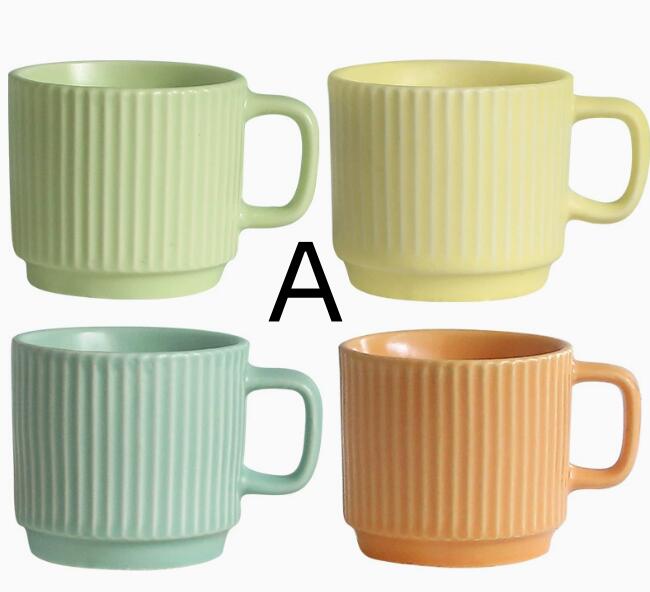 直径8.3cm、高さ7.5cm、容量：260ml マグカップ キッチン インテリア 上品な食器 結婚の引き出物 新築祝い 開店祝い 風水 開運 バレンタイン ホワイトデー 母の日 父の日 お中元 敬老の日 還暦祝 お歳暮 結婚の引き出物 伝統工芸品シャビーシックな雰囲気と上質感が、とても素敵に感じるマグカップです。 幅広い年齢層の方に、ギフトだけでなくご自宅用にも喜ばれている一番人気のマグカップです。落ち着いたくすみカラーがどんな食卓にも似合う可愛らしいマグカップ。食卓を明るくし、使うたびに幸せを感じられるような器です。 大容量でお好きなドリンクをたっぷり入れて、ゆったりと休憩時間を楽しむことができます。材質：陶器 機能:電子レンジOK、食器洗浄機OK 蓋付きない、スプーンない。おしゃれ お洒落 オシャレ 大きい シンプル レトロ アンティーク モダン かわいい 可愛い カフェ デザイン 焼き物 陶芸 陶器 和風 和 和食器 無地 朝食 紅茶 カフェラテ コーヒー マグ