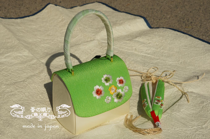 刺繍エナメルバック+草履セット Shopping Cart 商品番号 ba-12-1 サイズ 縦13cm×横15cm　まち11cm 持ち手部分30cm 草履台適応サイズ：16.5cm〜21.0cm 素材 バック：絹 合皮 花緒：絹 色 バック、花緒：ひわ色 草履台：白刺繍エナメルバック+草履セット &nbsp; p> ※花緒はイメージです。実際の商品は草履台のみです。