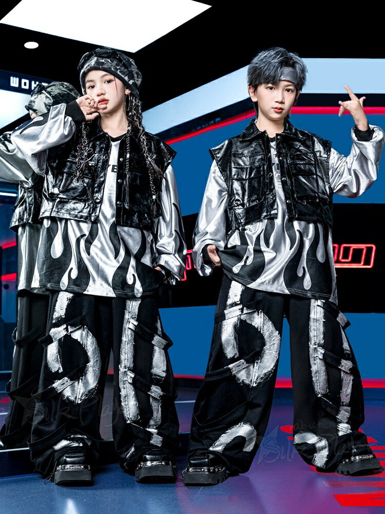 Silk Playerのキッズ ダンス衣装 セットアップ シルバー 長袖 炎柄 tシャツ レザー調 ベスト 黒 ロングパンツ ゆったり ダンスパンツ かっこいい ダンス衣装 女の子 男の子 ダンス服 ヒップホップ ジャズ ジュニア 韓国 k-pop 衣装 チアダンス ステージ衣装 発表会 演出服 イベント 応援団｜アングル2