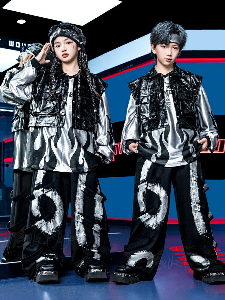 Silk Playerのキッズ ダンス衣装 セットアップ シルバー 長袖 炎柄 tシャツ レザー調 ベスト 黒 ロングパンツ ゆったり ダンスパンツ かっこいい ダンス衣装 女の子 男の子 ダンス服 ヒップホップ ジャズ ジュニア 韓国 k-pop 衣装 チアダンス ステージ衣装 発表会 演出服 イベント 応援団｜アングル3