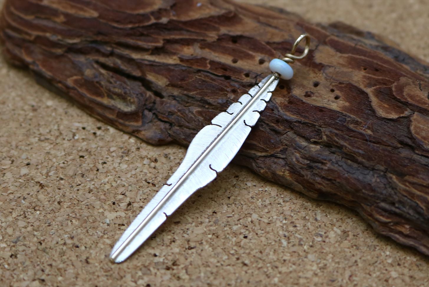 インディアンジュエリー イスレタ族 Michael Kirk (マイケル・カーク) 作 人工オパール 付き K14 ゴールドフィルド 軸 フェザー ペンダントト...