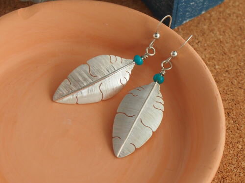 インディアンジュエリー・イスレタ族 Michael Kirk(マイケルカーク)作 ターコイズのビーズ付きフェザーぶら下がりピアス