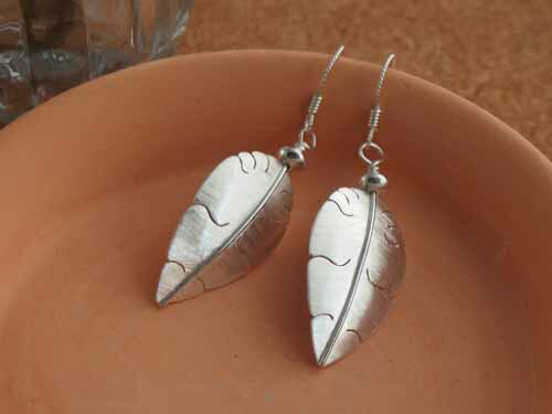 インディアンジュエリー・イスレタ族 Michael Kirk(マイケルカーク)作 シルバーのビーズ付きフェザーぶら下がりピアス
