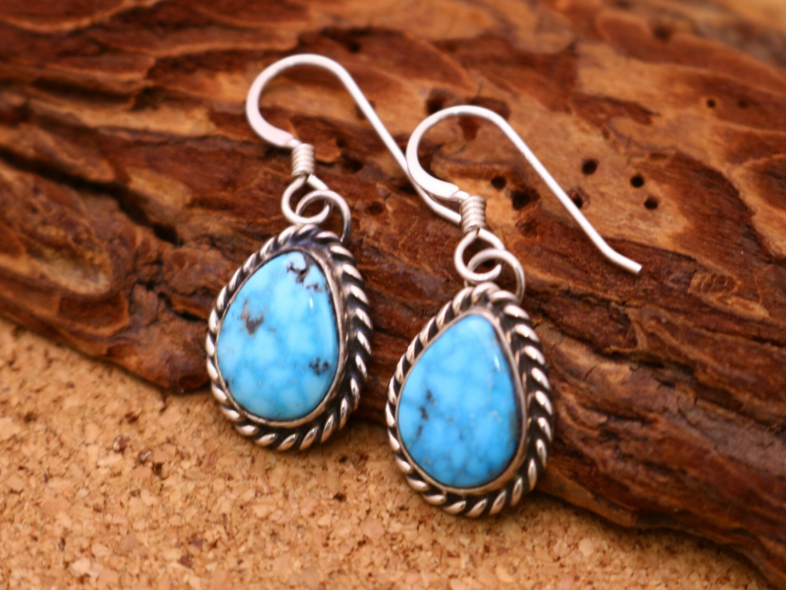 インディアンジュエリー ナバホ族 Reva Goodluck（リーヴァ・グッドラック）作 ターコイズ ぶら下がり..