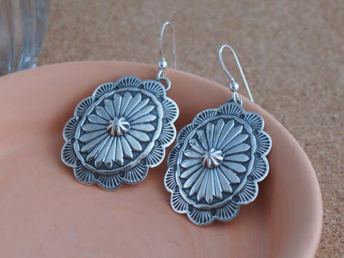 インディアンジュエリー・ナバホ族 Sunshine Reeves(サンシャイン・リーブス)作 スタンプワーク・コンチョぶら下がりピアス