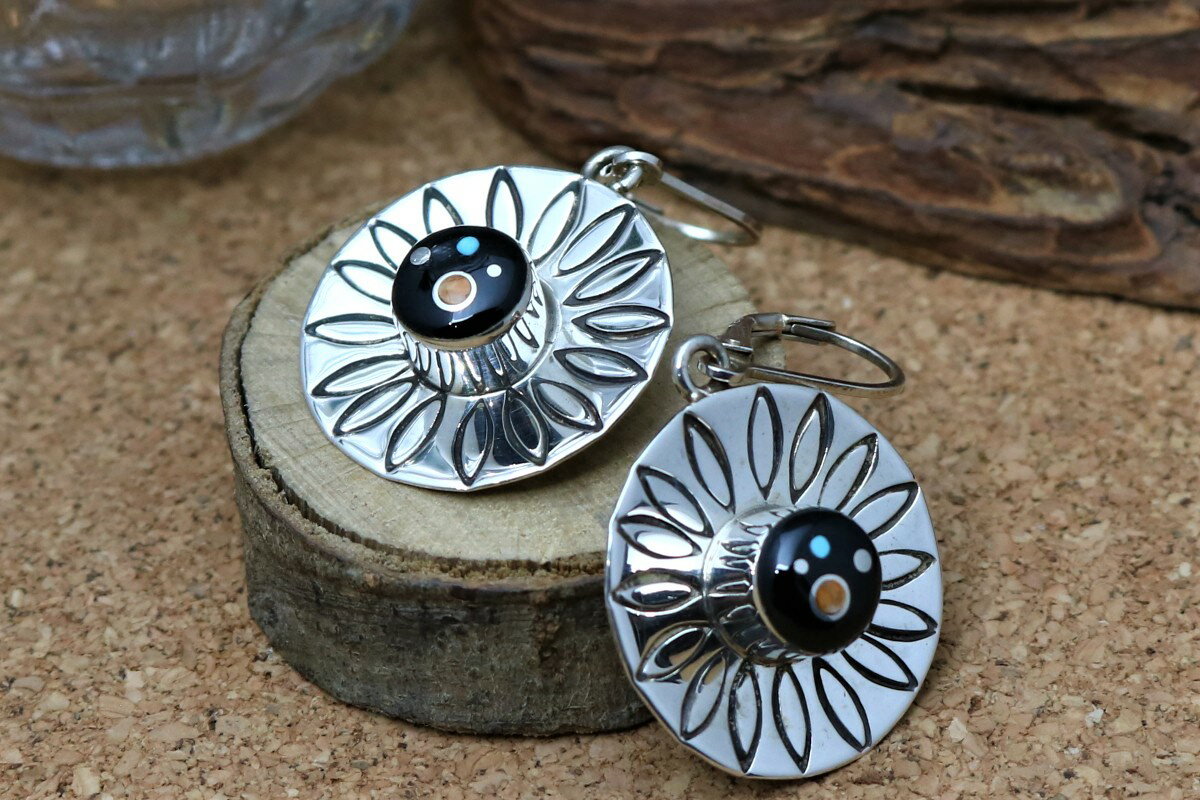 インディアンジュエリー・ナバホ族 Veronica Benally(ベロニカ・ベナリー) ラウンド型・オニキス インレイ ぶら下がりピアス