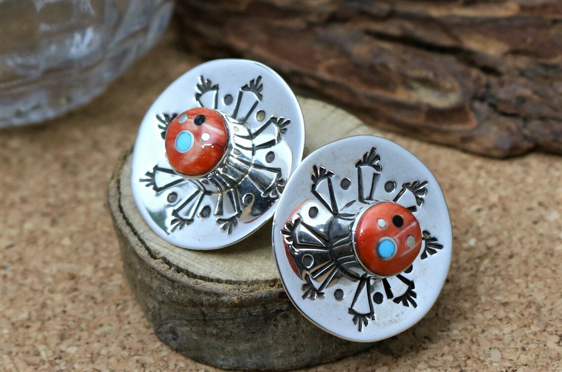 インディアンジュエリー・ナバホ族 Veronica Benally(ベロニカ・ベナリー) ラウンド型・オイスターシェル インレイ スタッズピアス