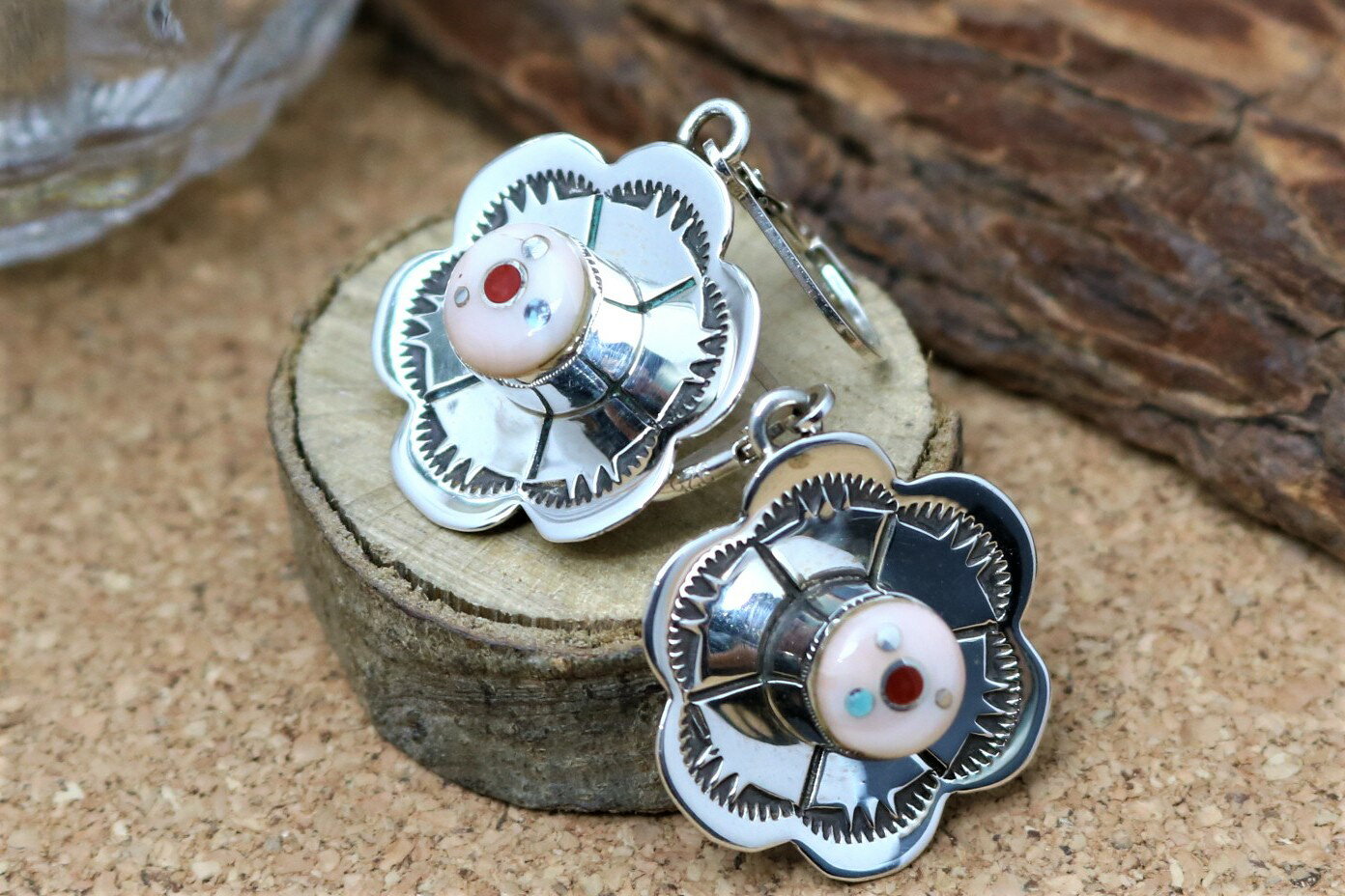 インディアンジュエリー・ナバホ族 Veronica Benally(ベロニカ・ベナリー) お花型・ホワイトシェル インレイ ぶら下がりピアス