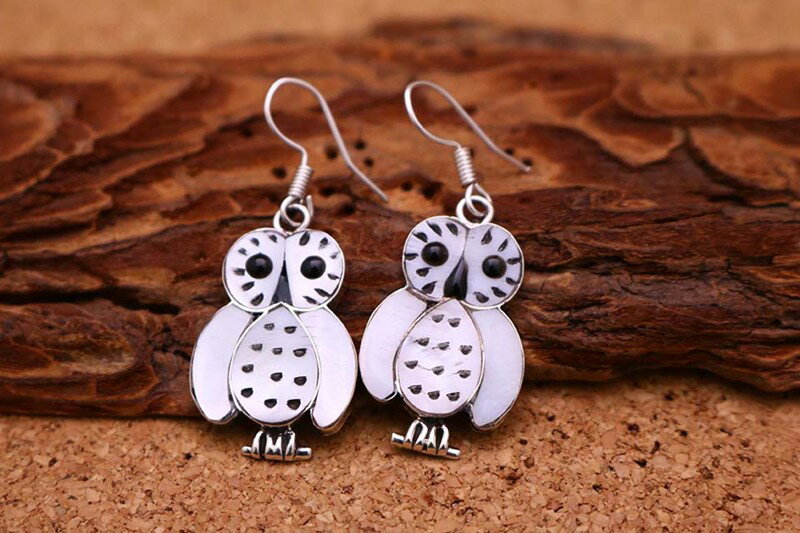 インディアンジュエリー Regina Kallestewa (レジーナ・カレステワ)ズニ族 ピアス ぶらさがり フクロウ 梟 モチーフ インレイ デザイン ネイ...