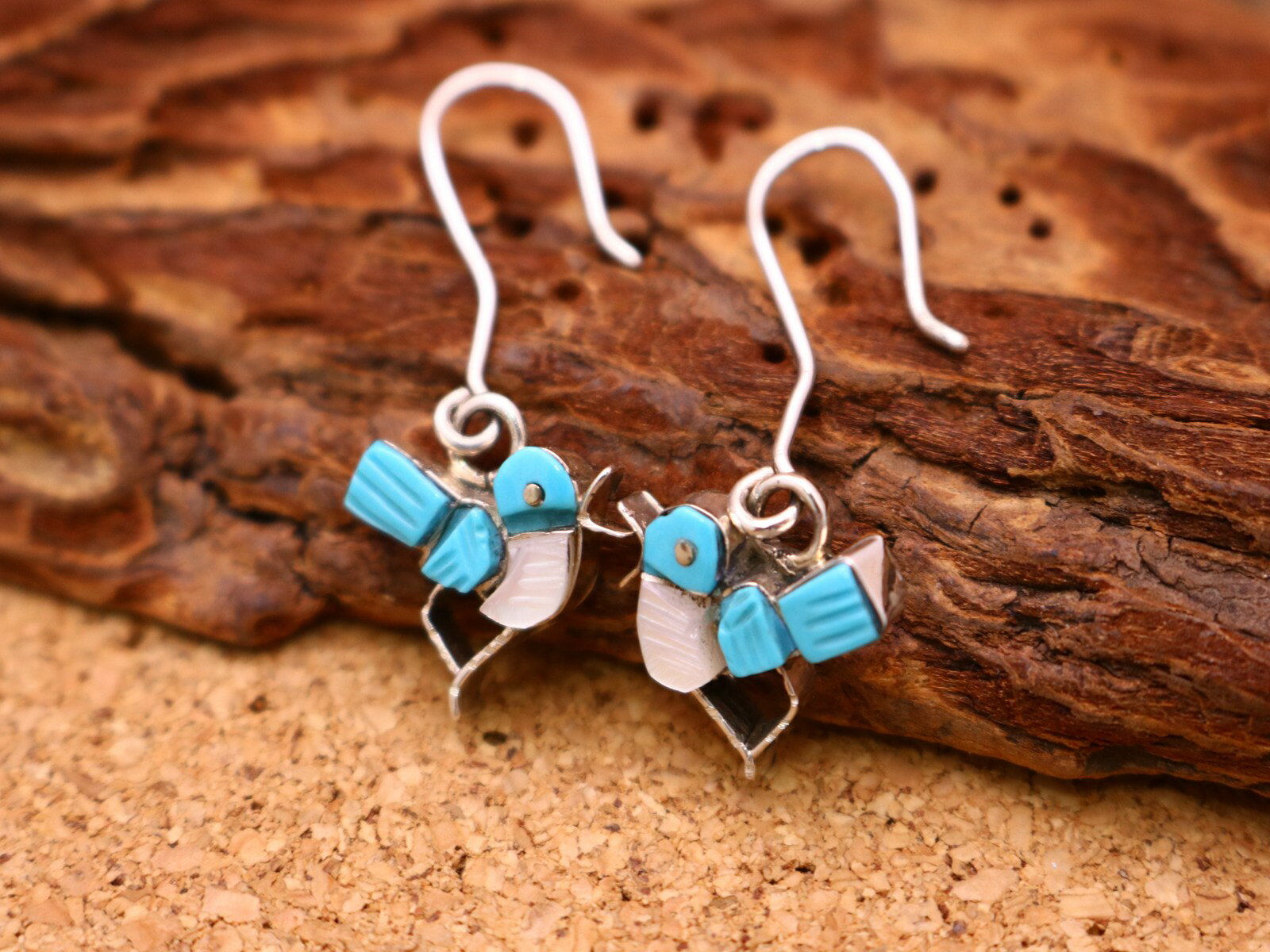 インディアンジュエリー ズニ族 ピアス ぶらさがり ハミングバード モチーフ ハチドリ インレイ デザイン ターコイズ シェル ネイティブ アメリカン シルバー...