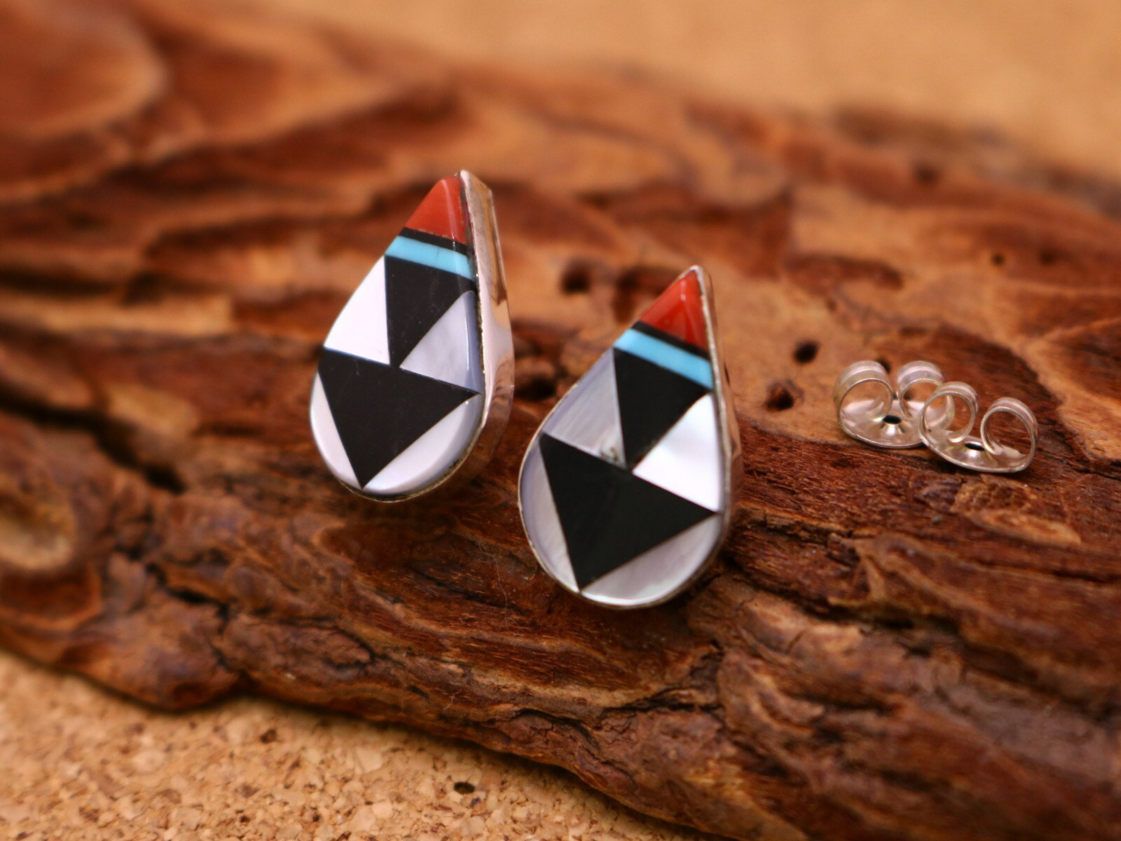 インディアンジュエリー ズニ族 ピアス スタッズピアス ドロップ型 インレイ デザイン 粒ピアス ネイティブ アメリカン シルバー アクセサリー レディース ギ...