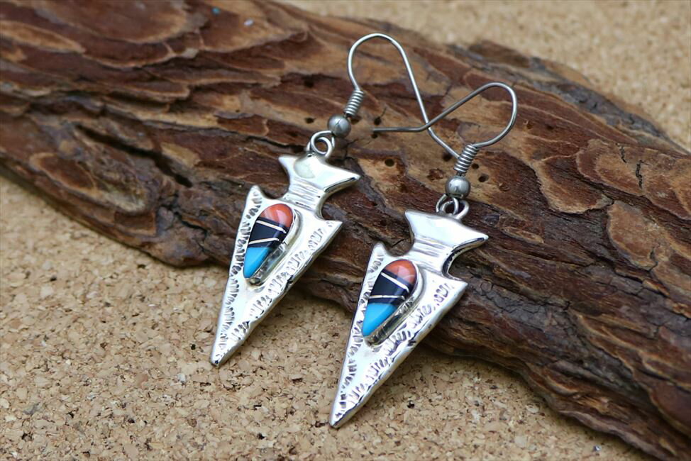 インディアンジュエリー ズニ族 矢じり型 インレイ ぶら下がり ピアス ネイティブ アメリカン シルバー アクセサリー ジュエリー レディース ギフト プレゼン...