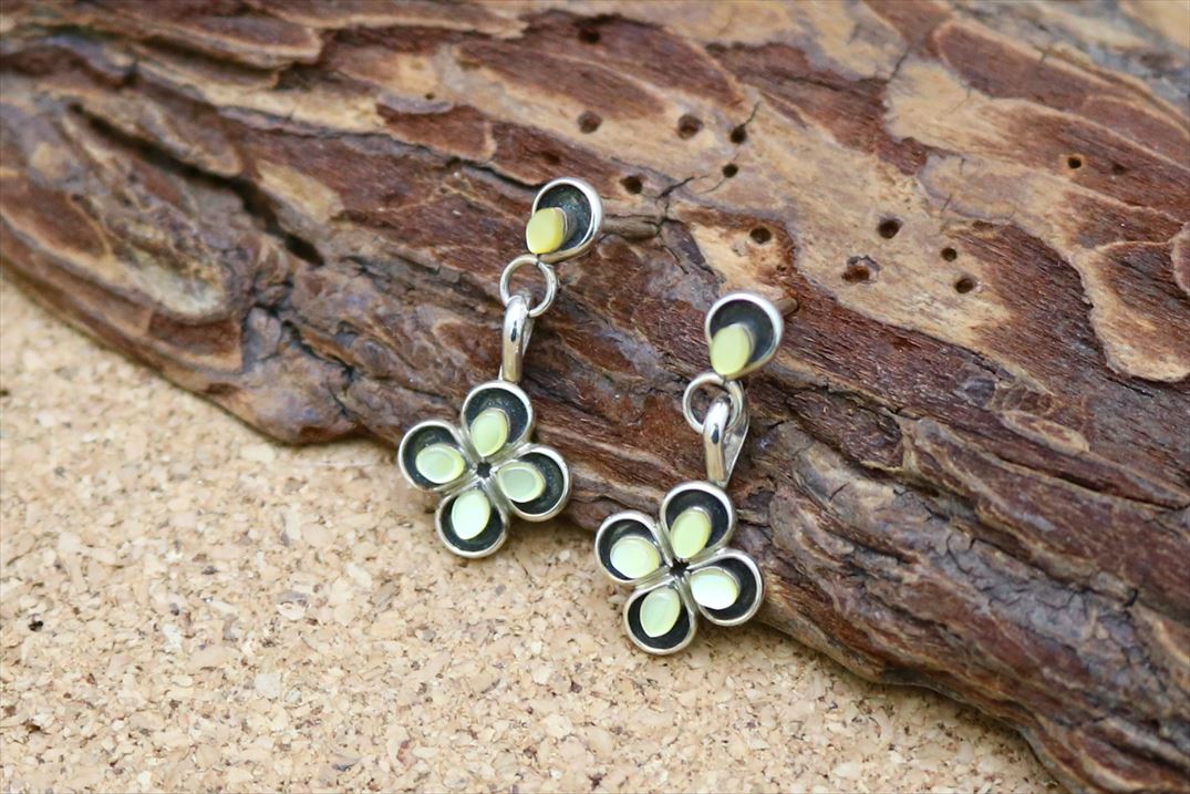 インディアンジュエリー ズニ族 シェル フラワー 花 インレイ ぶら下がり ピアス ネイティブ アメリカン シルバー アクセサリー ジュエリー レディース ギフ...