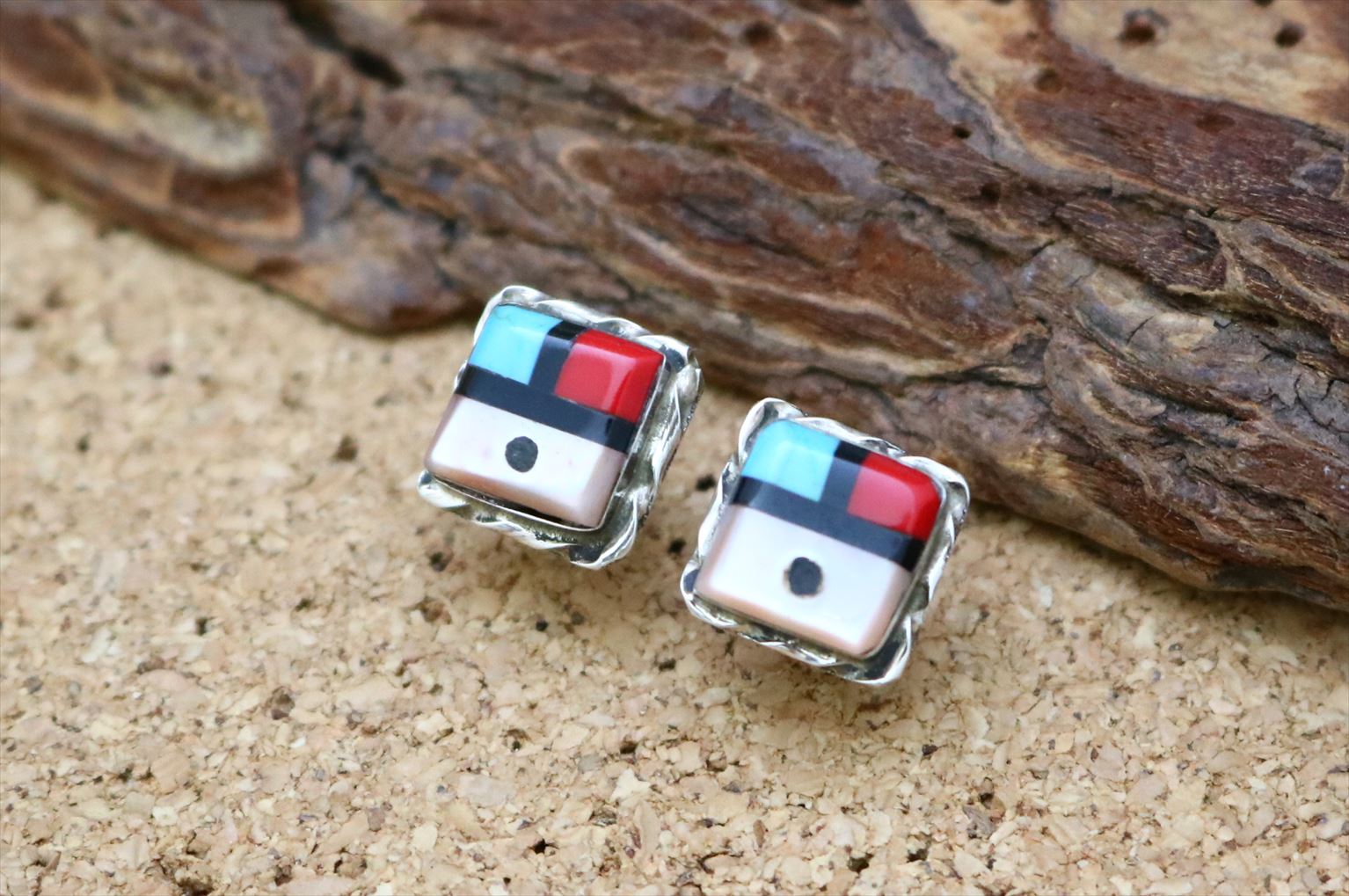 インディアンジュエリー ズニ族 スクエア型 サンフェイス モチーフ インレイ デザイン ピアス ネイティブ アメリカン シルバー アクセサリー ジュエリー ユニ...