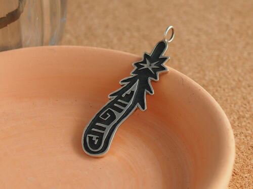 インディアンジュエリー・ホピ族 Marcus Lomayestewa(マーカス・ロマイェステワ)作 イーグルフェザー ペンダントトップ