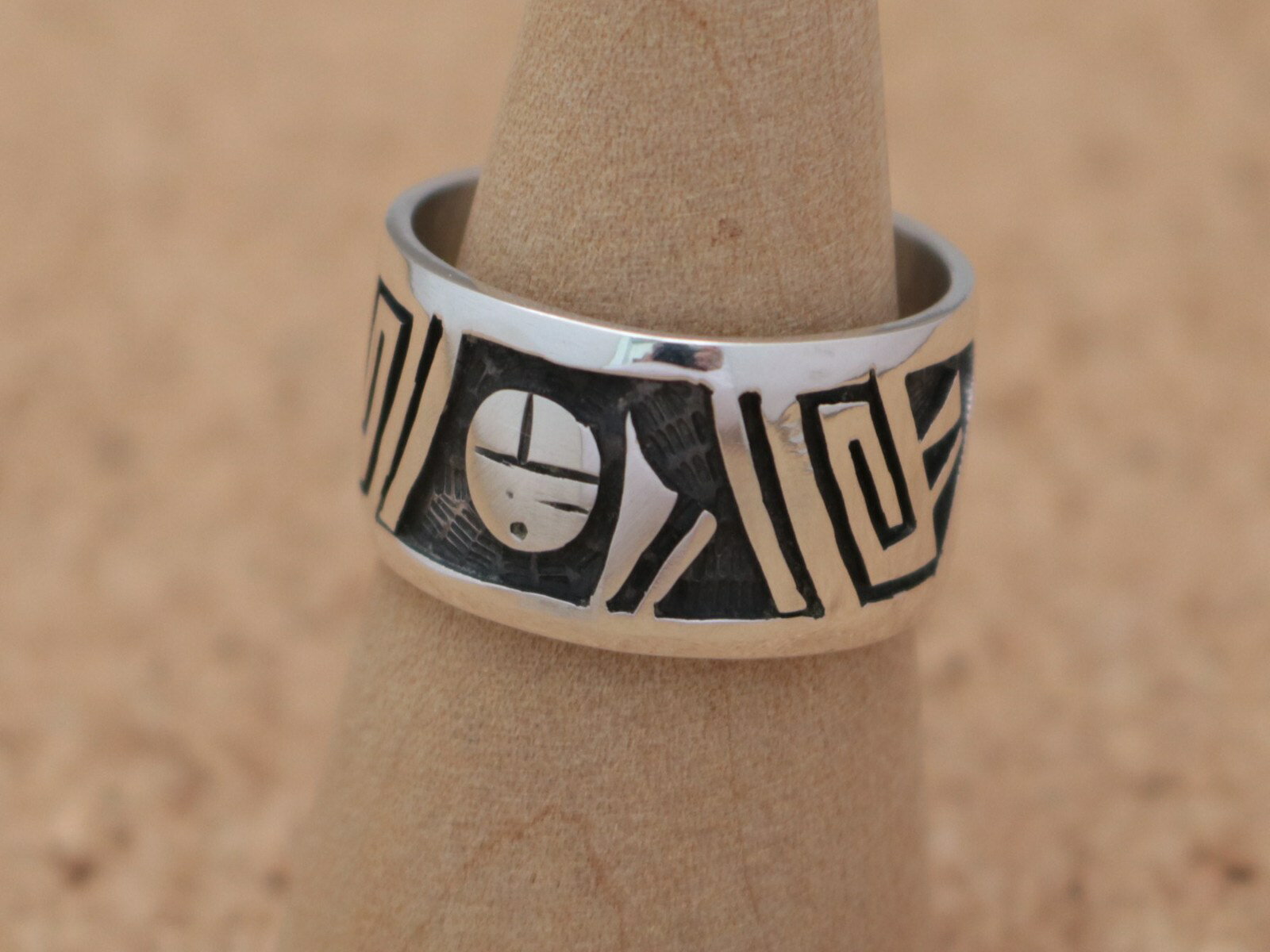 インディアンジュエリー ホピ族 Willis Humeyestewa (ウィリス・フメイェステワ) 作 サンフェイス プレイヤーフェザー ココペリ ウォーター モチーフ リング 19.5号 オーバーレイ ネイティブ アメリカン シルバー アクセサリー ジュエリー メンズ ギフト プレゼント