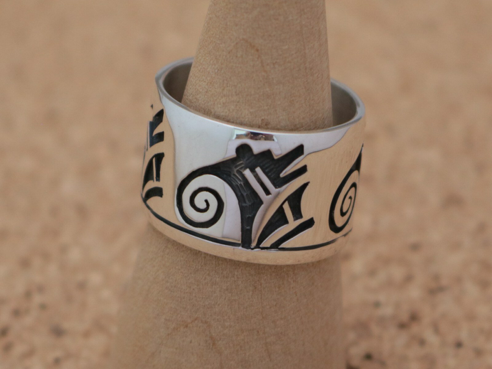 インディアンジュエリー ホピ族 Willis Humeyestewa (ウィリス・フメイェステワ) 作 ベア ウォーター モチーフ リング 19.5号 オーバーレイ ネイティブ アメリカン シルバー アクセサリー ジュエリー メンズ ギフト プレゼント