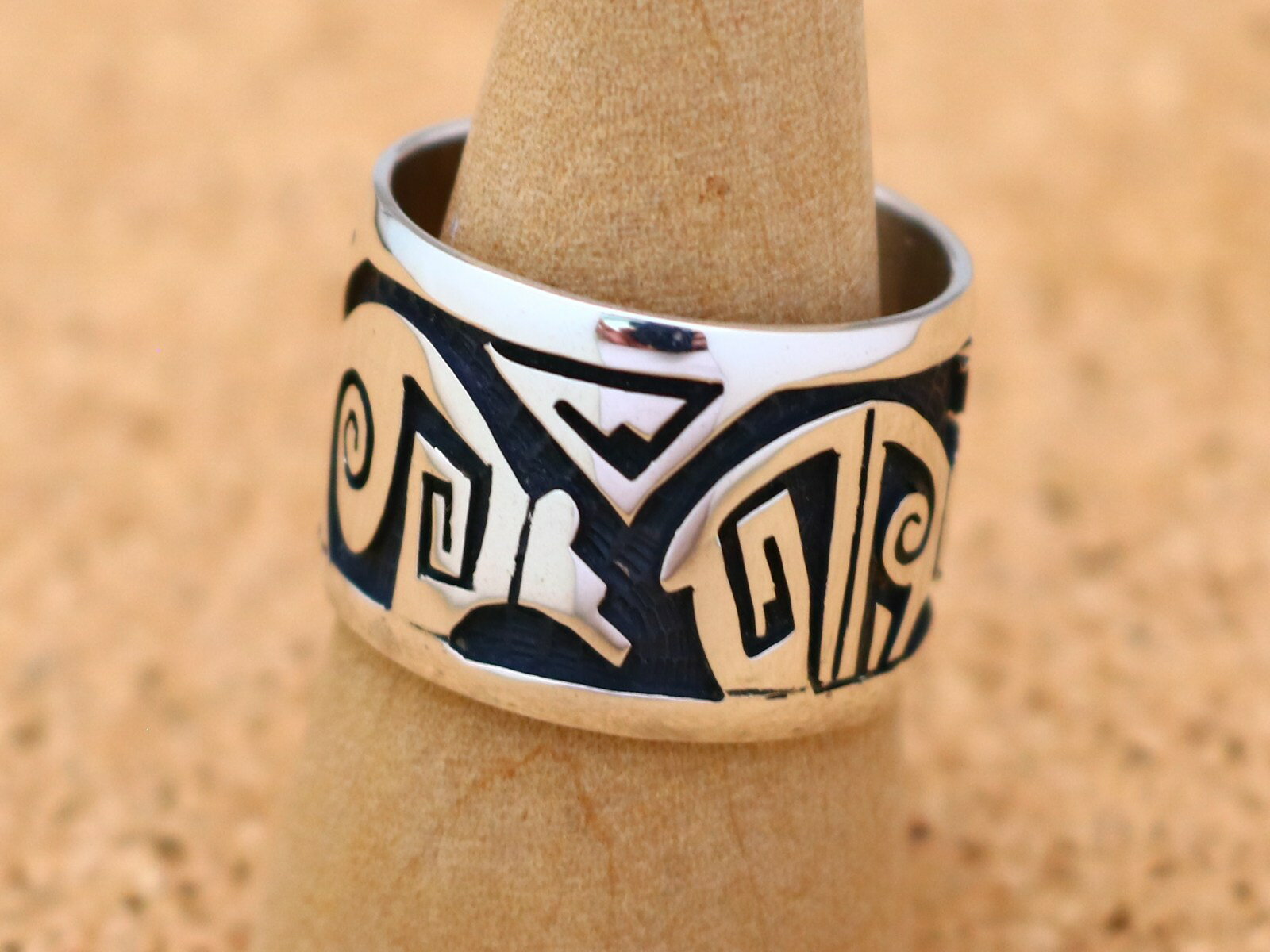 インディアンジュエリー ホピ族 Willis Humeyestewa (ウィリス・フメイェステワ) 作 ベア ウォーター プレイヤーフェザー モチーフ リング 25号 オーバーレイ ネイティブ アメリカン シルバー アクセサリー ジュエリー メンズ ギフト プレゼント