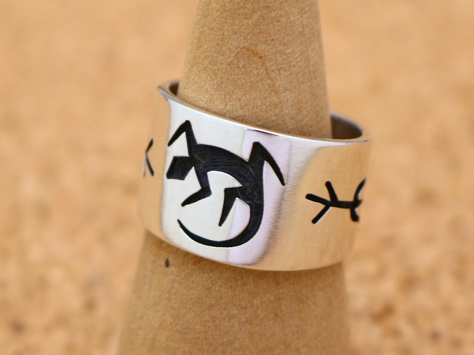 インディアンジュエリー ホピ族 Edward Phillips Lomahongva (エデゥワーデゥ・ロマホンヴァ(フィリップス))作 リザード トカゲ トウモロコシ コーン モチーフ リング 17号 オーバーレイ ネイティブ アメリカン シルバー アクセサリー ジュエリー メンズ ギフト プレゼント