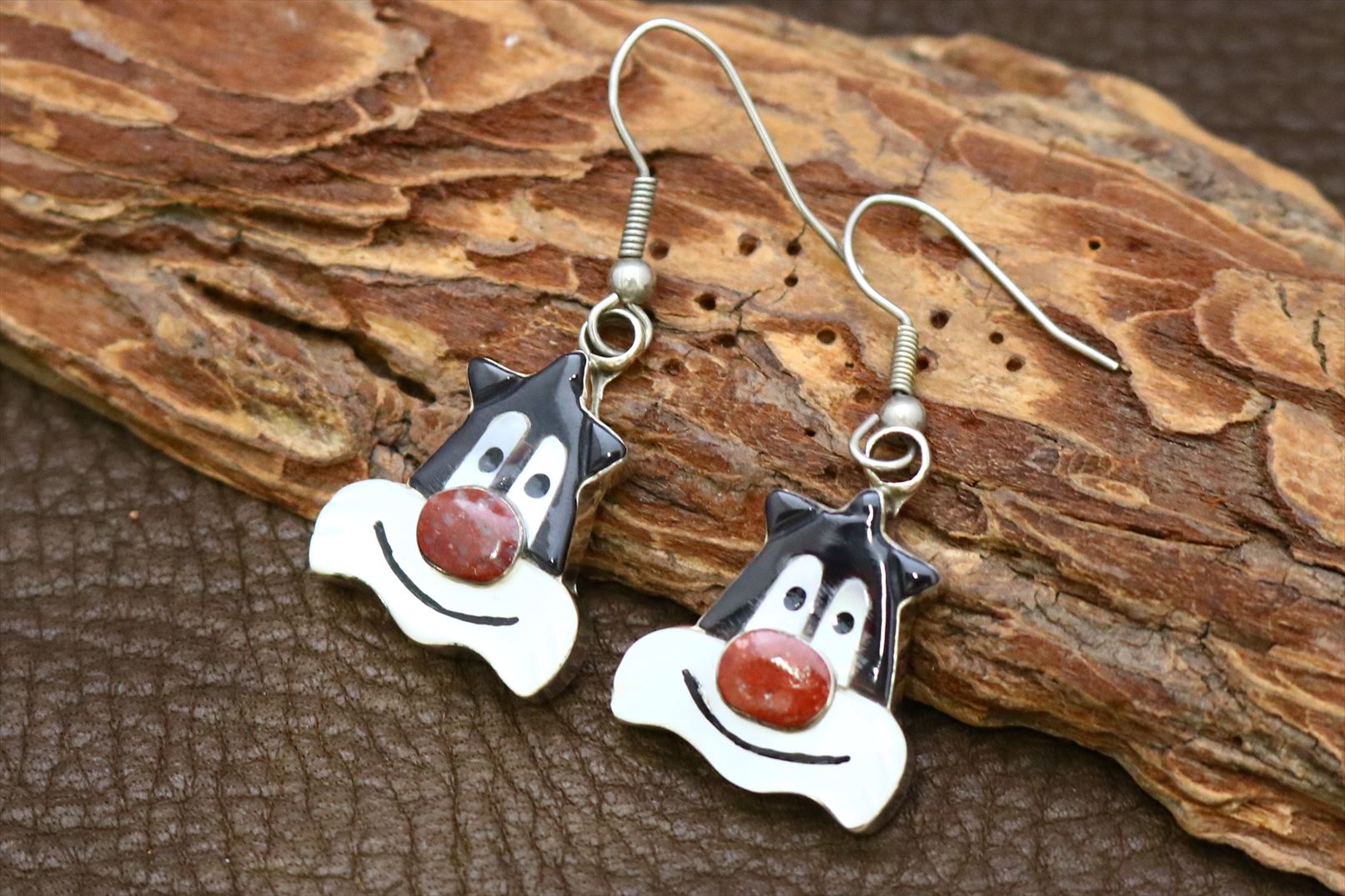 インディアンジュエリー ズニ族 Paula Leekity (ポーラ・リーキティ) 作 キャラクター モチーフ インレイ デザイン ピアス ネイティブ アメリカ...