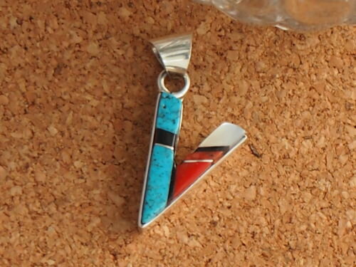 【アルファベットV】インディアンジュエリー・ズニ族 E.C.K.(Elcario & Cleo Kallestewa)作 インレイ・イニシャル ペンダントトップ...