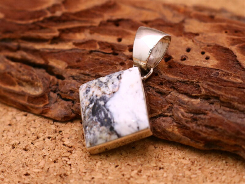 インディアンジュエリー ナバホ族 ホワイトバッファロー ホワイトバッファロートップ スクエア型 ペンダントトップ ネイティブ アメリカン シルバー 925 アク...