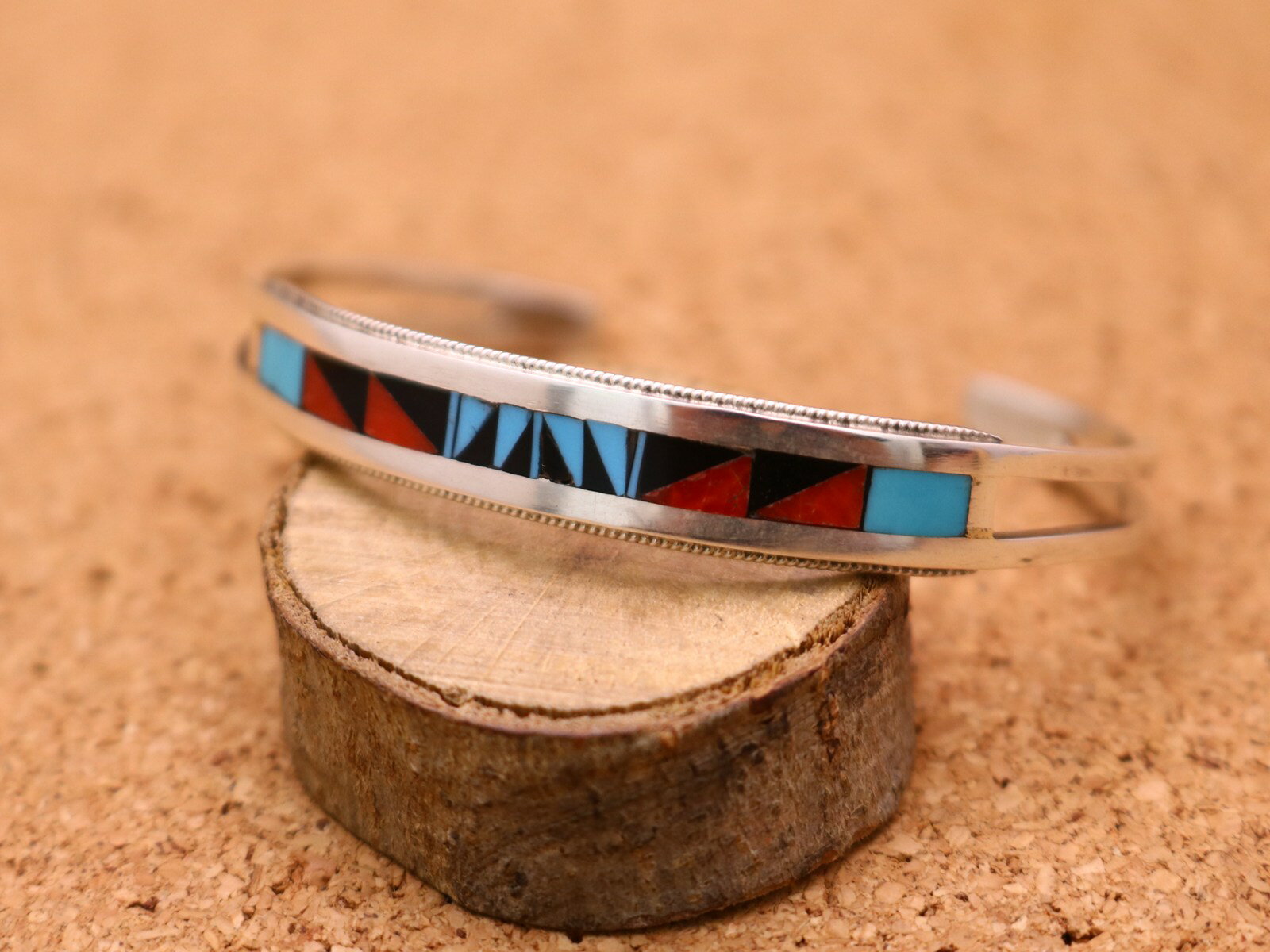 インディアンジュエリー ズニ族 ターコイズ コーラル ジェット バングル インレイ ネイティブ アメリカ..