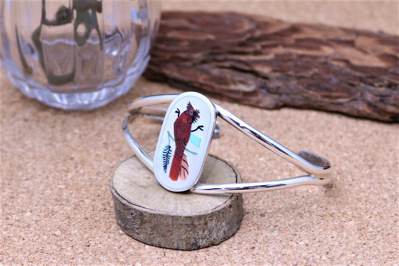 インディアンジュエリー・ズニ族 Harlan & Monica Coonsis作 赤い鳥のインレイプレート付きバングル