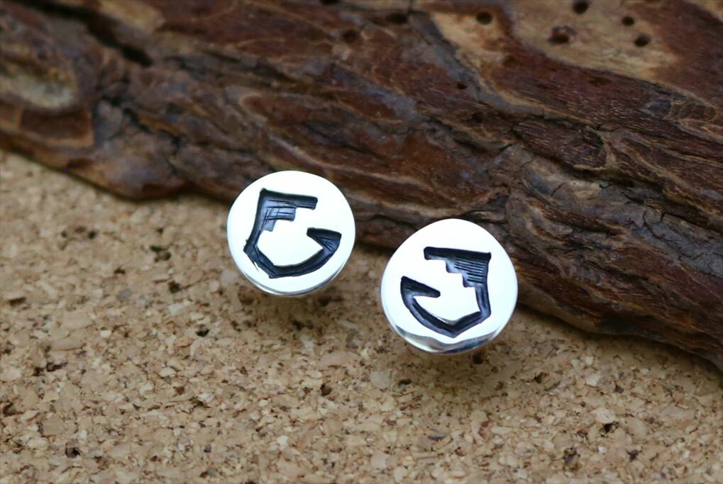 インディアンジュエリー ホピ族 Marcus Lomayestewa (マーカス・ロマイェステワ) 作 ラウンド型 レインクラウド モチーフ スタッズ ピアス ...