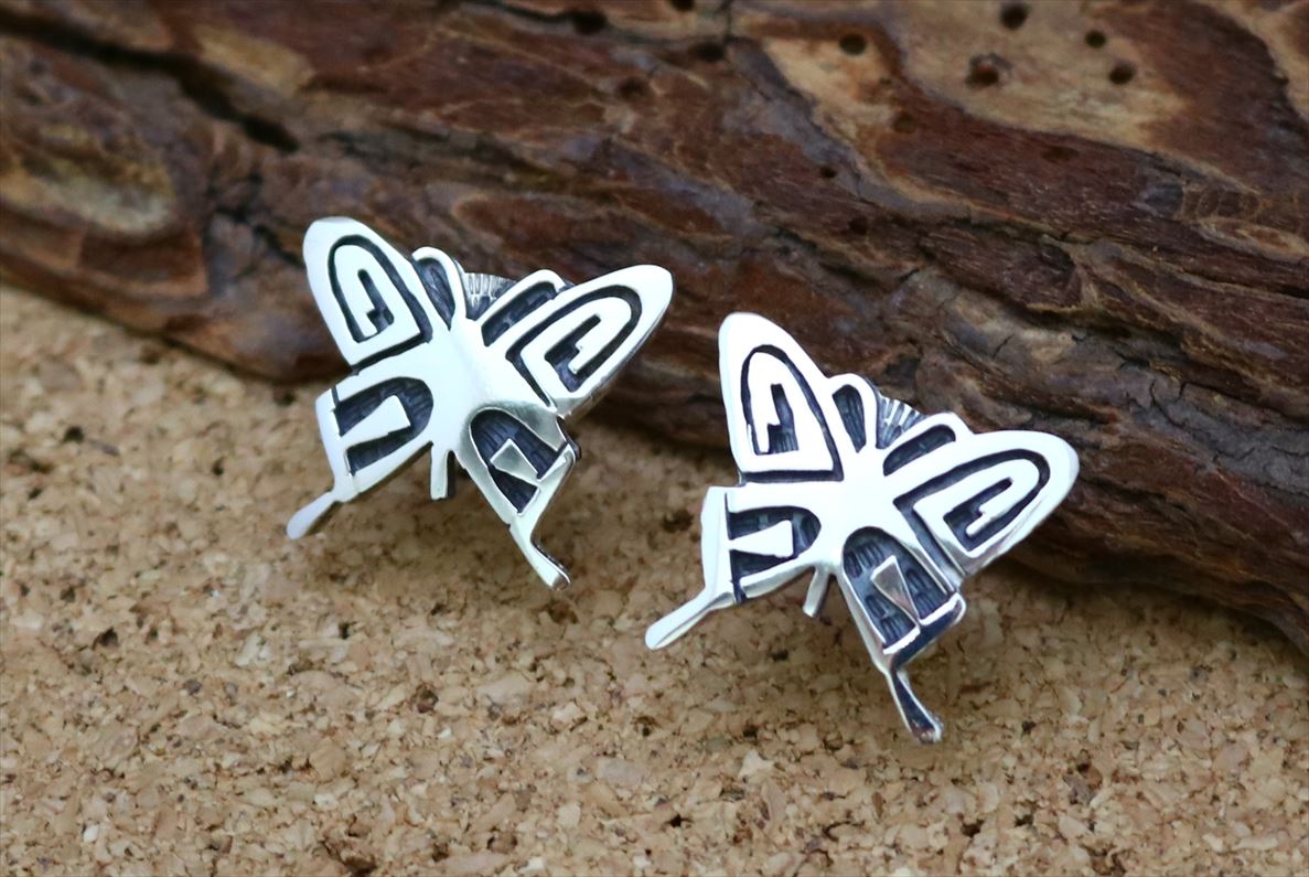 インディアンジュエリー ホピ族 Willis Humeyestewa (ウィリス・フメイェステワ) 作 バタフライ 蝶 モチーフ スタッズ ピアス ネイティブ ...