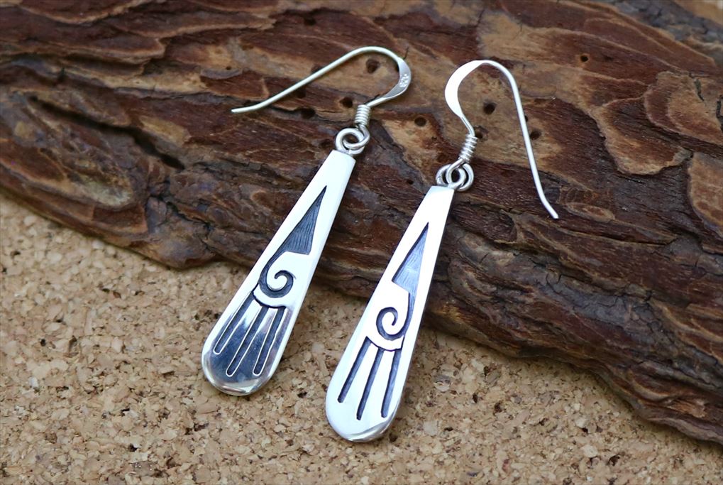 インディアンジュエリー ホピ族 Augustine Mowa Jr (オーガスティン・モア・ジュニア) 作 しずく型 ウォーター 水 雨 モチーフ ぶら下がり ...