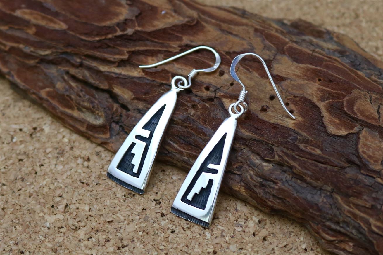 インディアンジュエリー ホピ族 Belvin Yuyaheova (ベルヴィン・ユヤヘオヴァ) 作 トライアングル型 レインクラウド 雨雲 モチーフ ぶら下がり...