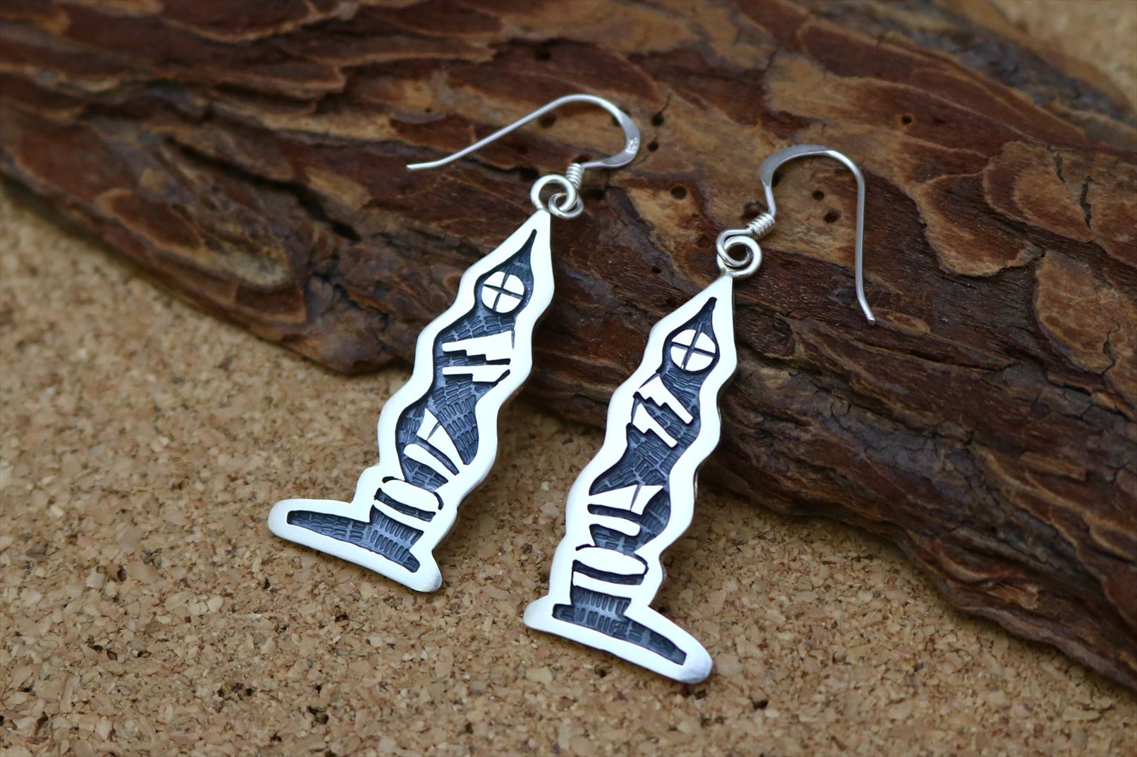 インディアンジュエリー ホピ族 Willis Humeyestewa (ウィリス・フメイェステワ) 作 タバコ 煙 プレイヤーフェザー メディスンホイール モチ...