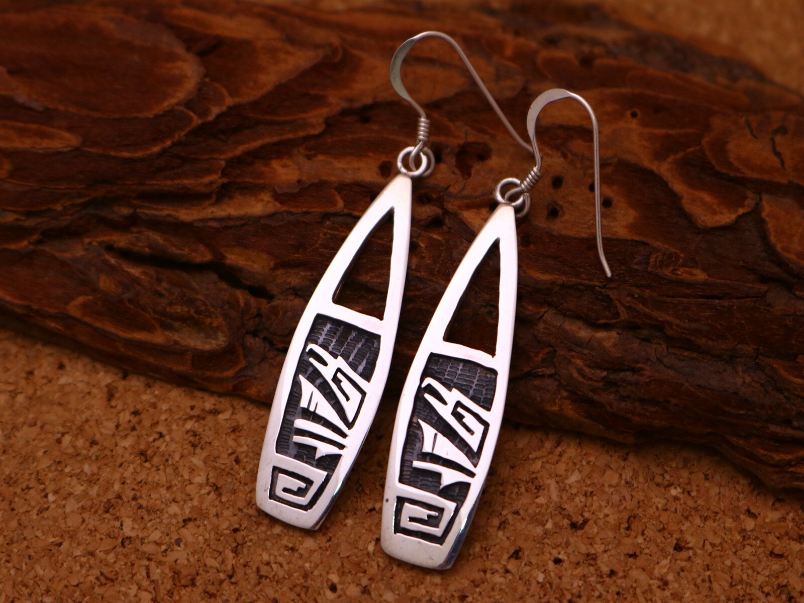 インディアンジュエリー ホピ族 Willis Humeyestewa (ウィリス・フメイェステワ) 作 イーグル プレイヤーフェザー 透かし ウェーブ モチーフ...